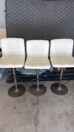Set of 3 White Tufted Bar Stools