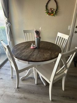 Table and chairs used good condition