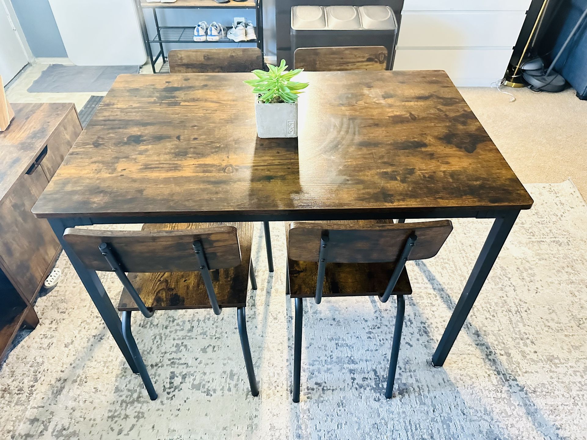 Dining Table With 4 Chairs Set!