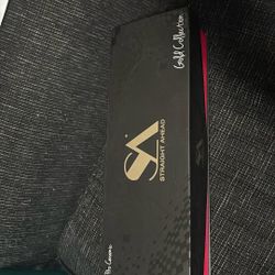 Straight Ahead Bionic Pro Ceramic Gold Collection Flat Iron