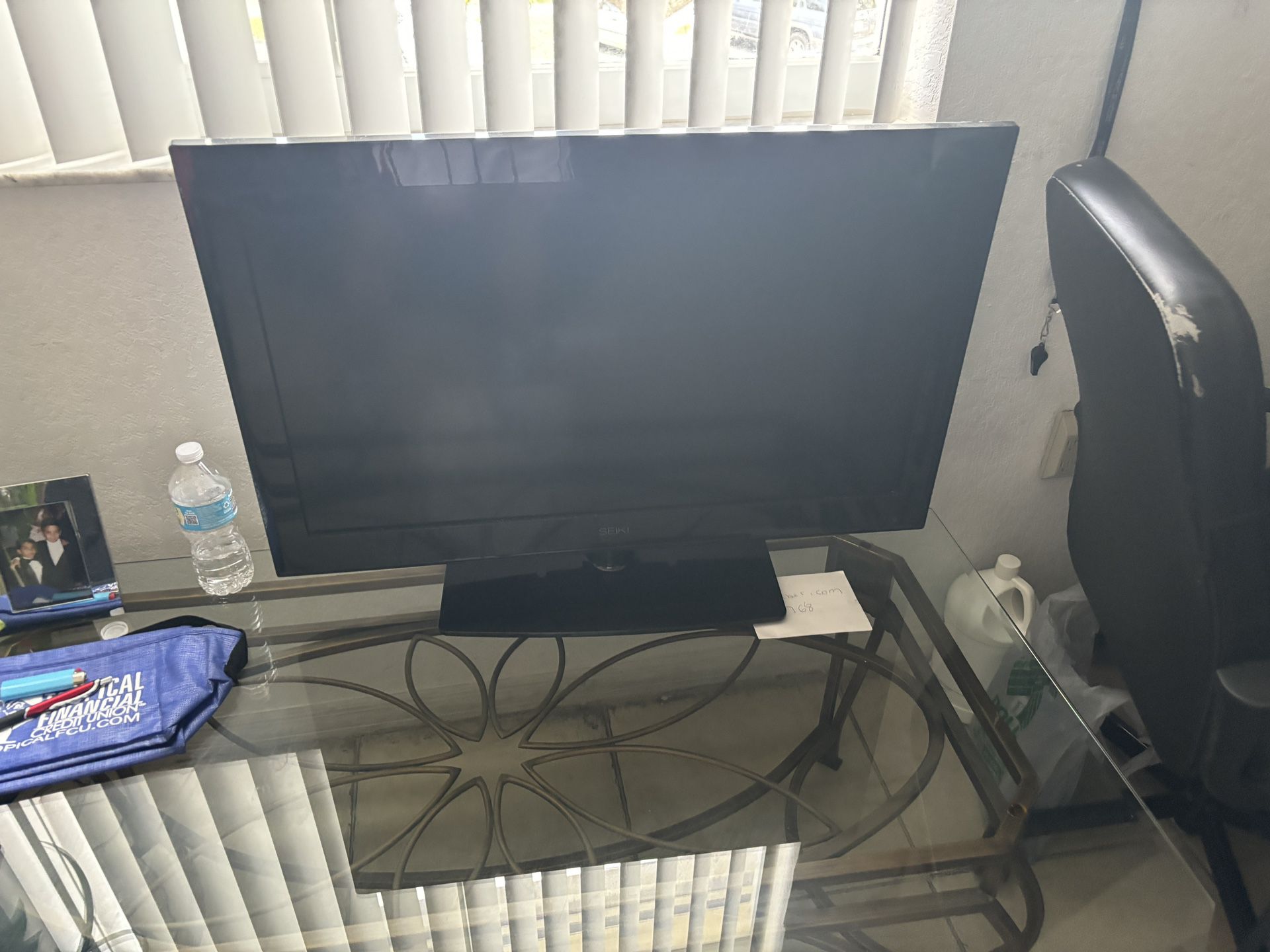 Smart TV 32” (with Remote)