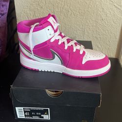 *** BRAND NEW JORDAN 1 MID EASYON***