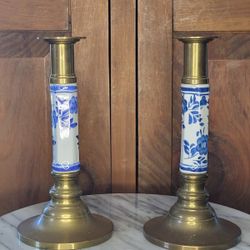 VINTAGE SOLID BRASS CHINOISERIE CERAMIC CANDLESTICK HOLDERS WITH BEAUTIFUL BLUE AND WHITE DETAILING 