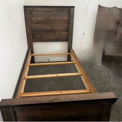 Beutiful twin bed with good mattress set