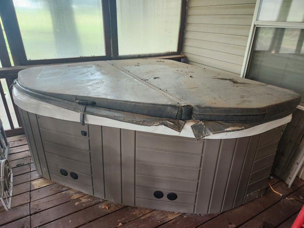 Master Spas Twilight Series 3 Person Spa (Used, As-is)