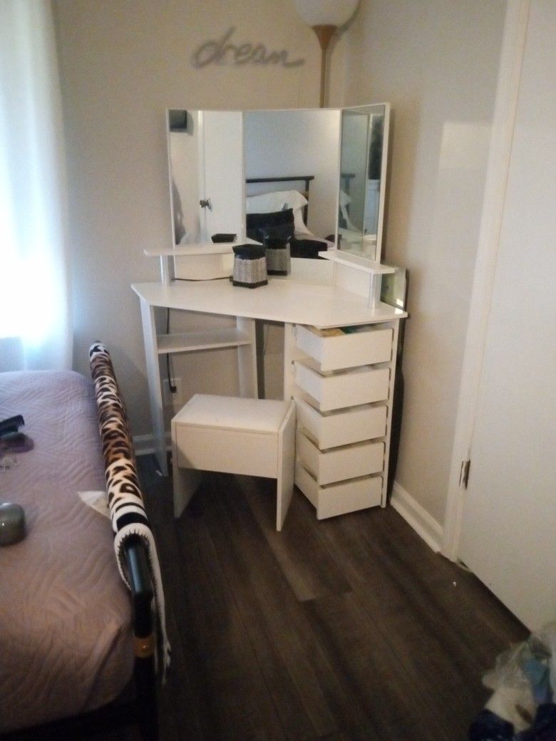 Makeup Vanity With Stool And 5 Swing Drawers