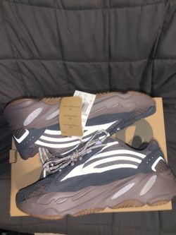 Yeezy 700 v2mauve size 9