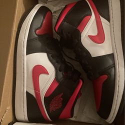 Jordan 1 Mid 