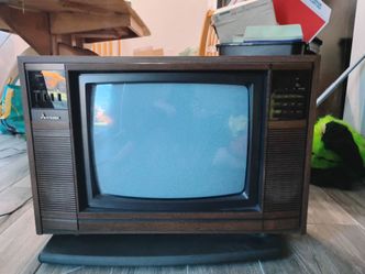Mitsubishi CS-1584R Wood Grain 1984 CRT