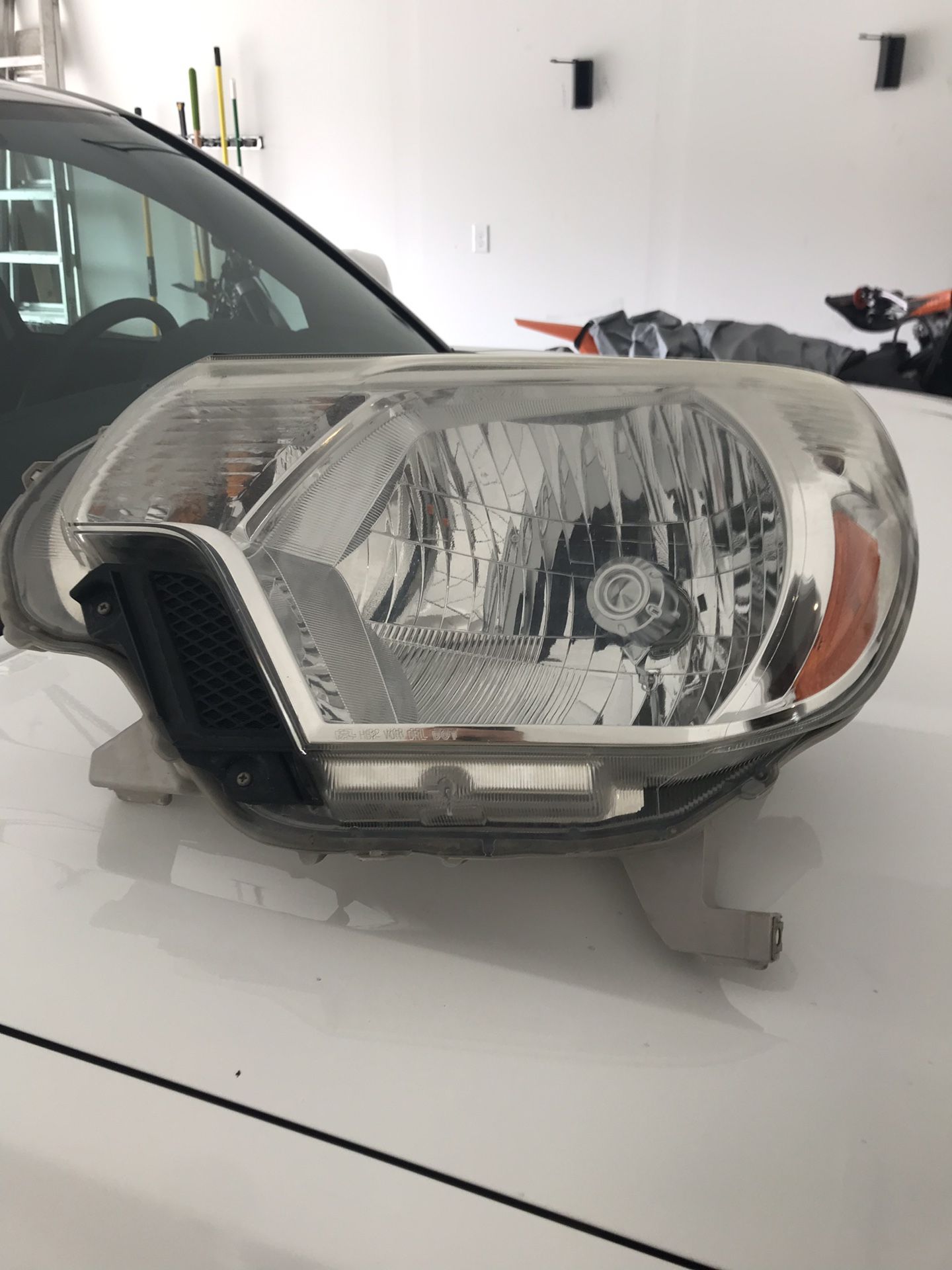 2012-2015 toyota tacoma headlights with bulbs