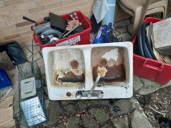 Antique cast iron sink it needs clean up I started working on it