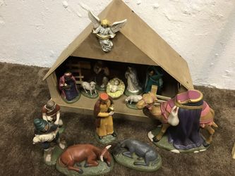 Wooden manger with ceramic pieces complete set