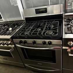 Frigidaire Gas Stove W/ 5 Burner 