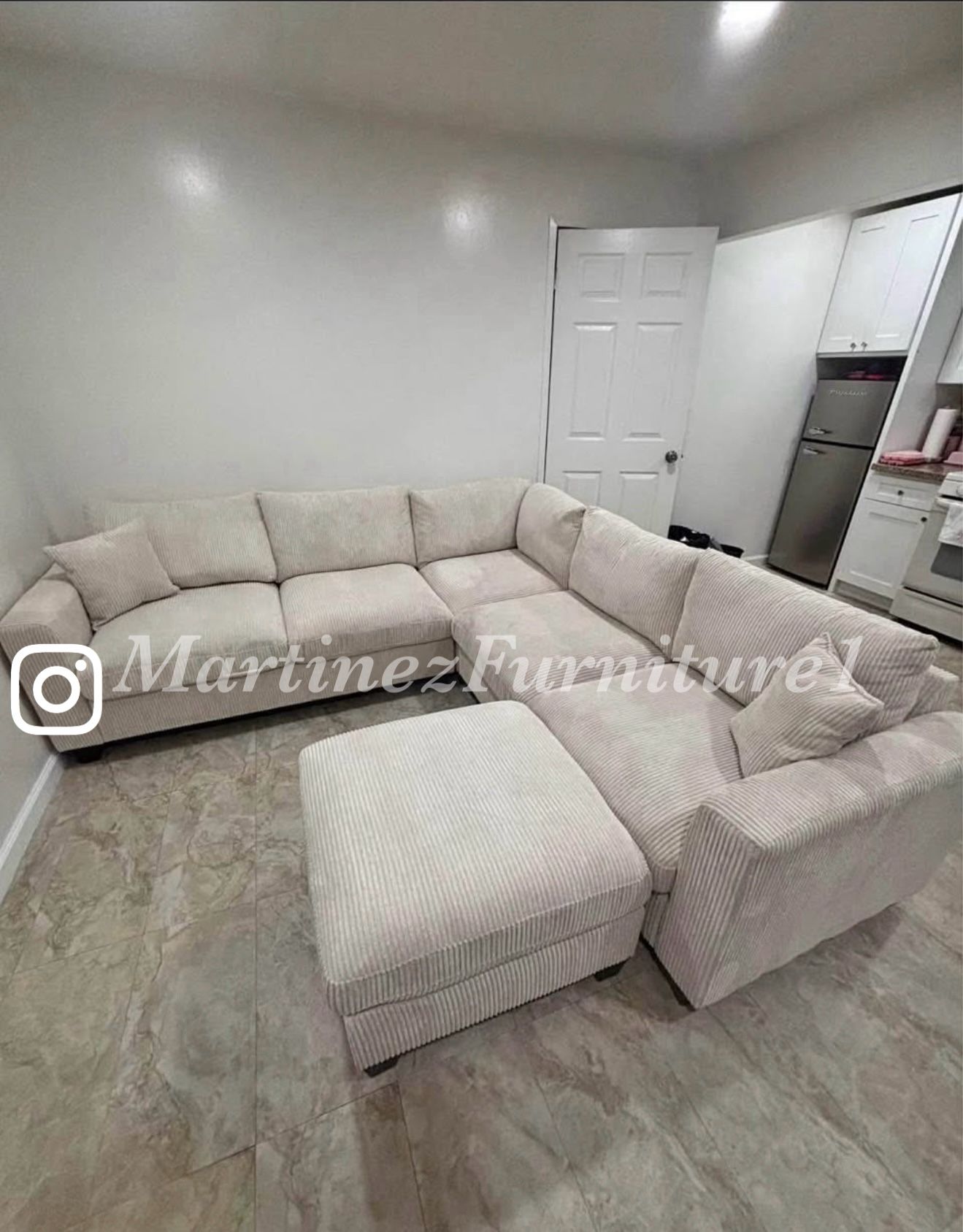 BRAND NEW CREAM/BEIGE SECTIONAL SOFA COUCH WITH OTTOMAN (NEW IN BOXES 📦)