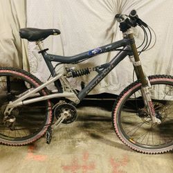 Full Suspension Santa Cruz Bullit Mountain Bike