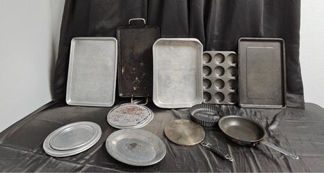 Assorted Bakeware & Cookware Bundle – Sheet Pans, Muffin Pan, Griddle, Tart Pan & More