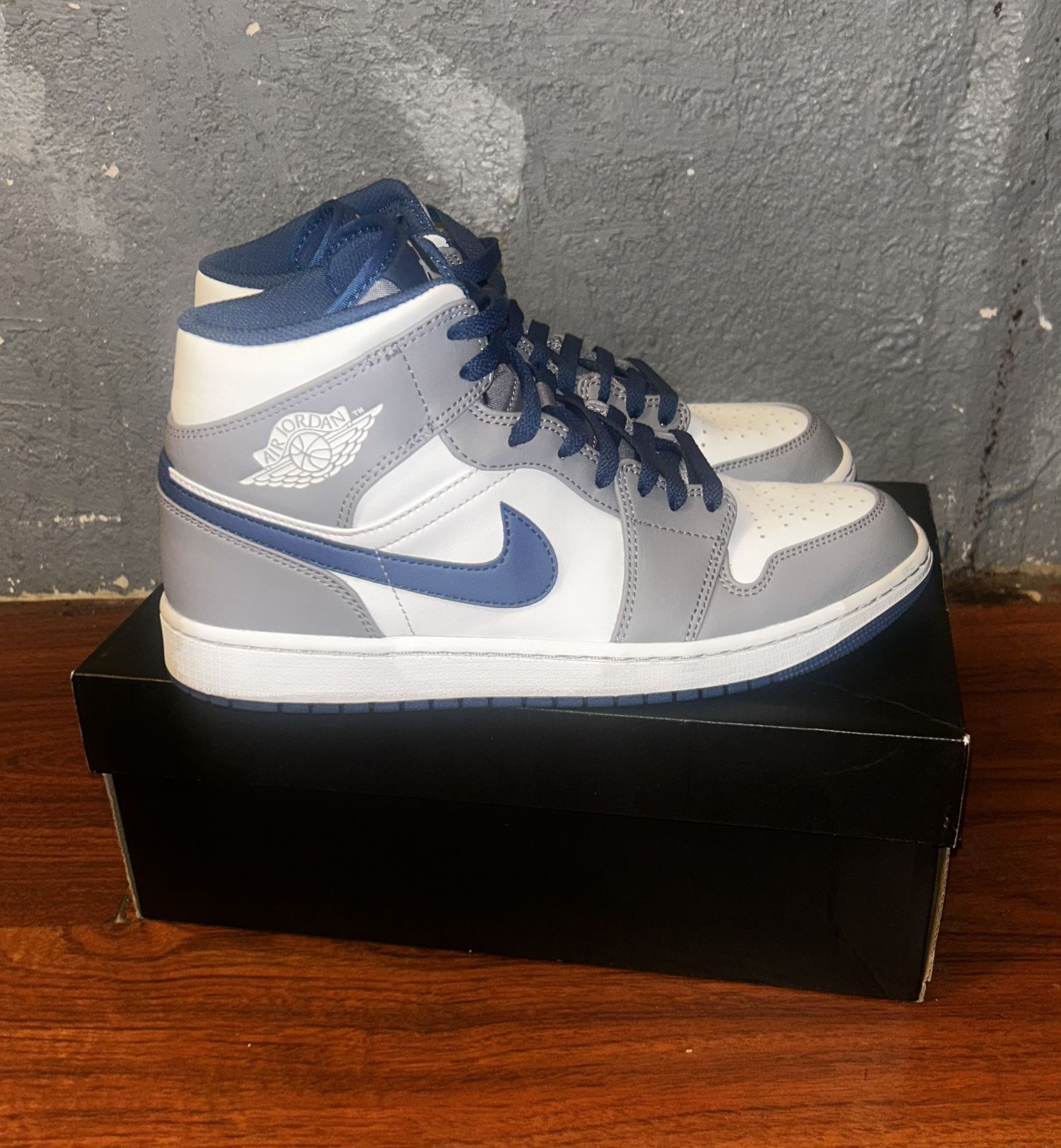AIR JORDAN 1 MID (Size 9)