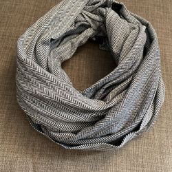 Nuroo breastfeeding cover up scarf