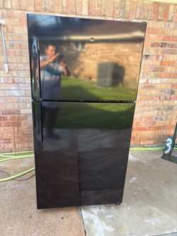 GE  33 INCHES REFRIGERATOR TOP FREEZER TRABAJA BIEN