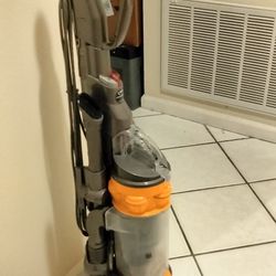 Dyson DC25 Upright Bagless HEPA Vacuum Cleaner All Floors 