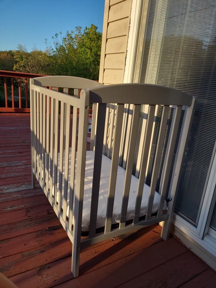 Delta Mini Crib