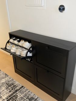 Shoe storage cabinet