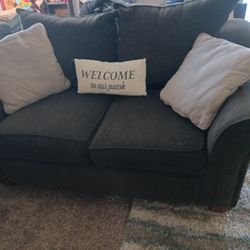 Beautiful Large Clean Gray Love Seat NO RIPS NO STAINS NO TEARS $150 FIRM 