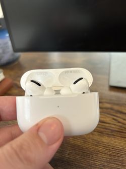 Apple AirPod Pros - Excellent Condition 