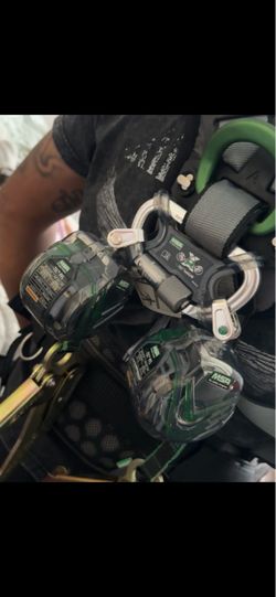 MSA Full Body Harnest W/ Self Retracting Lanyard  Double Hooks