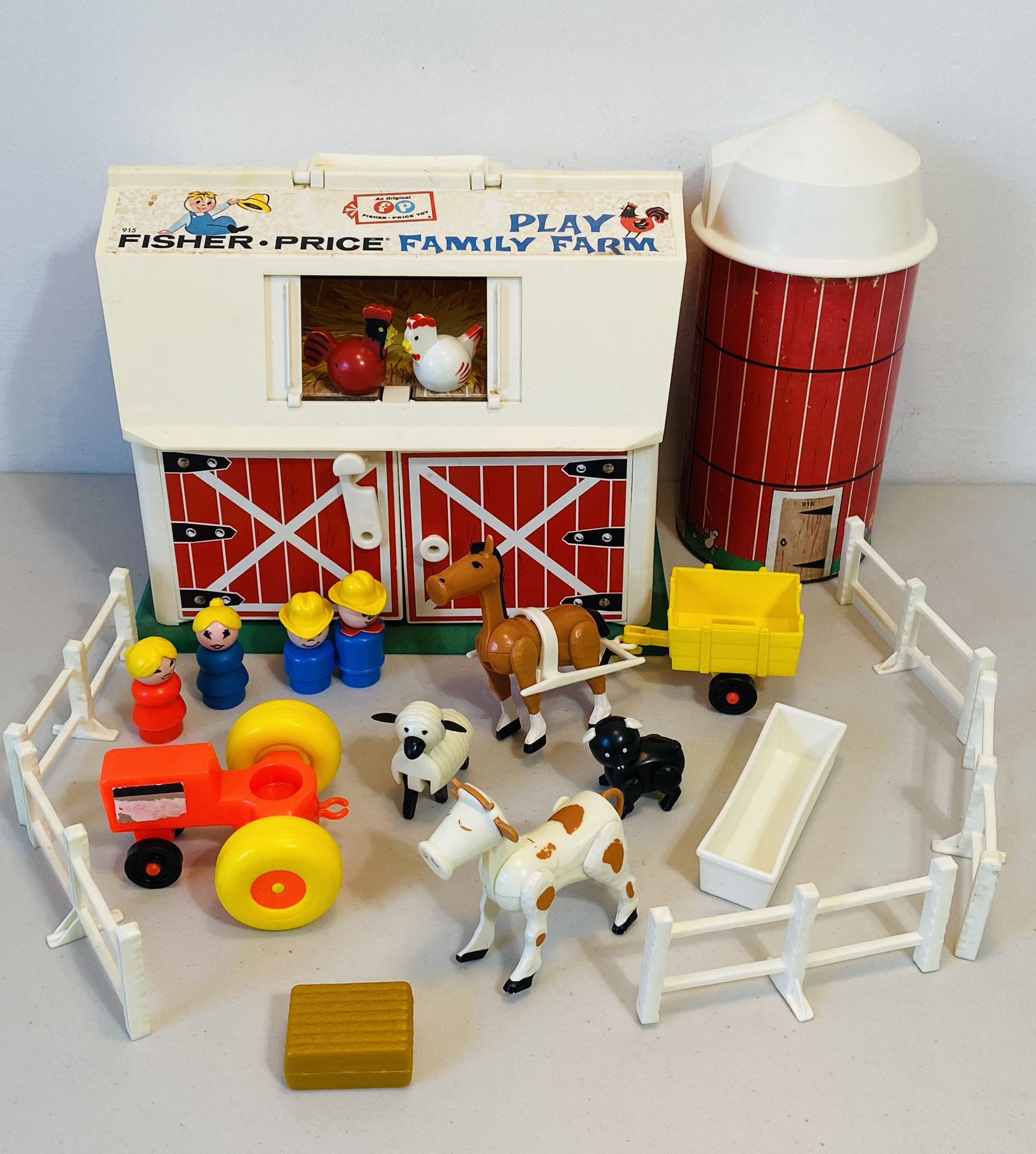 VNTG 1967 Fisher-Price Little People Family Play Farm 915 Barn,Silo,20 Accessory