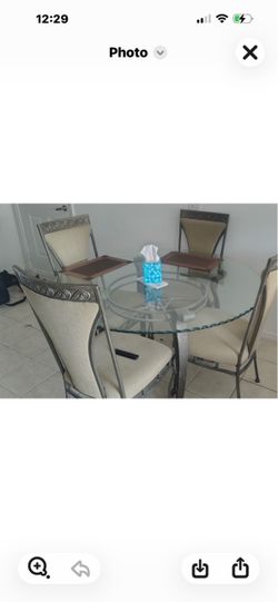 Dining room table on 4 shoes