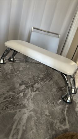 Nail arm rest