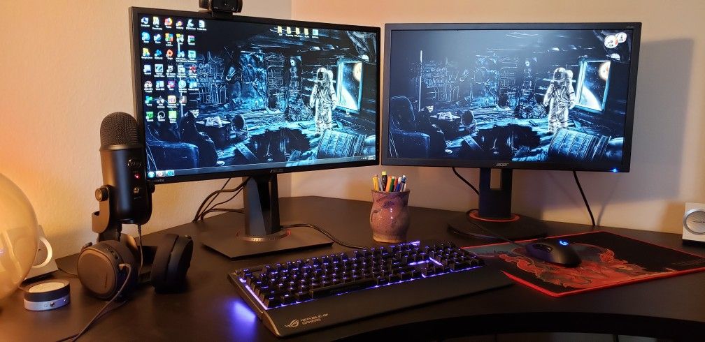 80 Dell Monitors Available on Rotating Stands HDMI/DisplayPort/VGA/USB