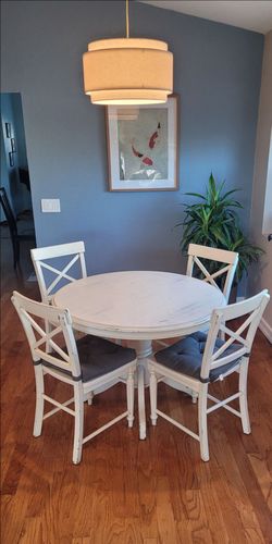 Cute Shabby Chic style round Farm Table + Chairs + Cushions