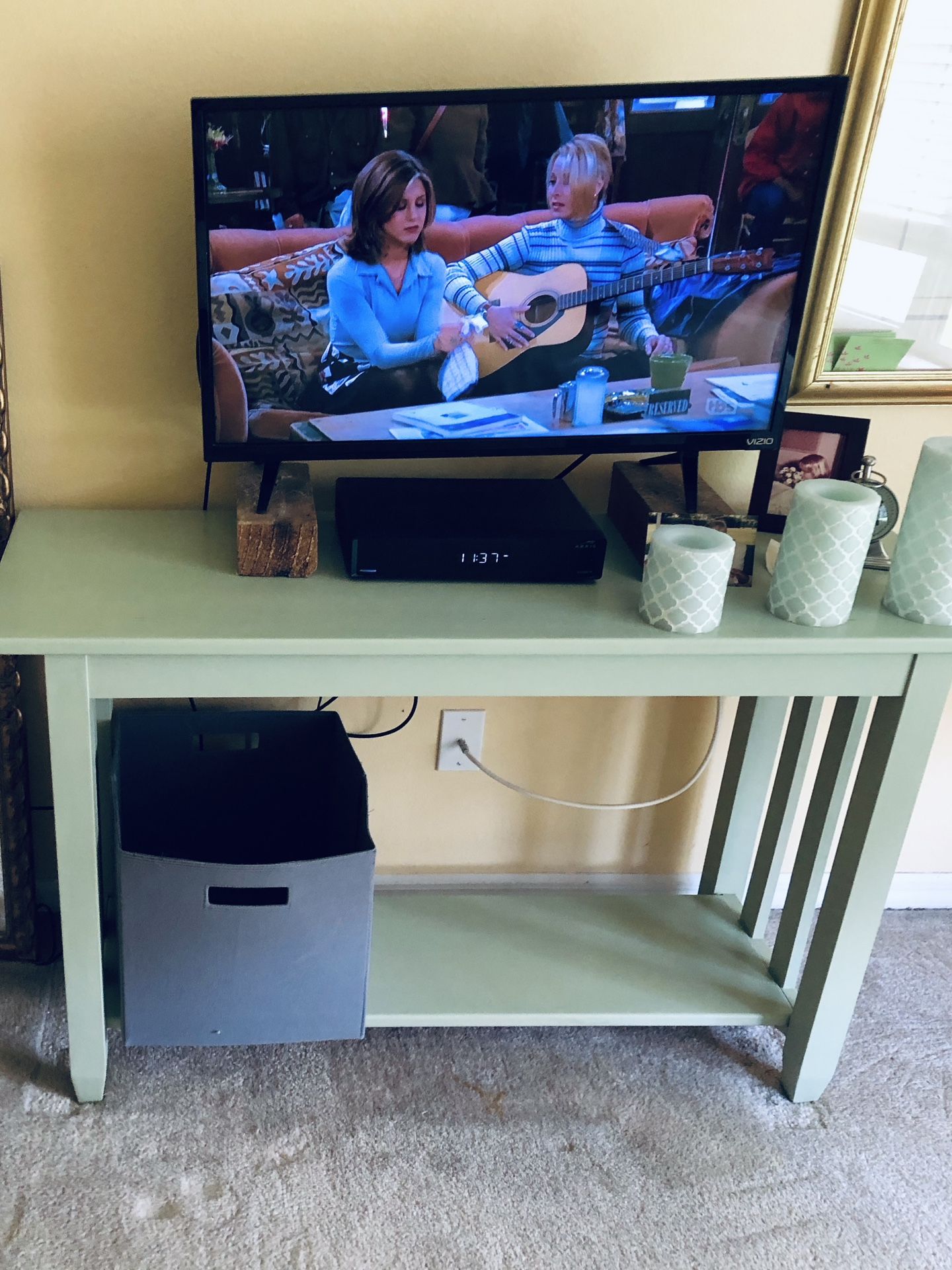 Pick Up Wintergarden, Florida -all wood solid piece , freshly professionally painted soft green tv table, console table TV table entry table. Sturdy