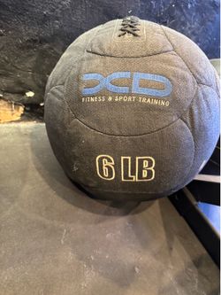 (2 available) XD Fitness 6 lbs medicine balls