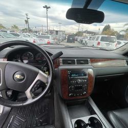 2013 CHEVY TAHOE ( IN DEALERSHIP CONDITION)