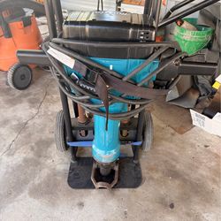 70 lbs Jackhammer Makita hm1810  like new