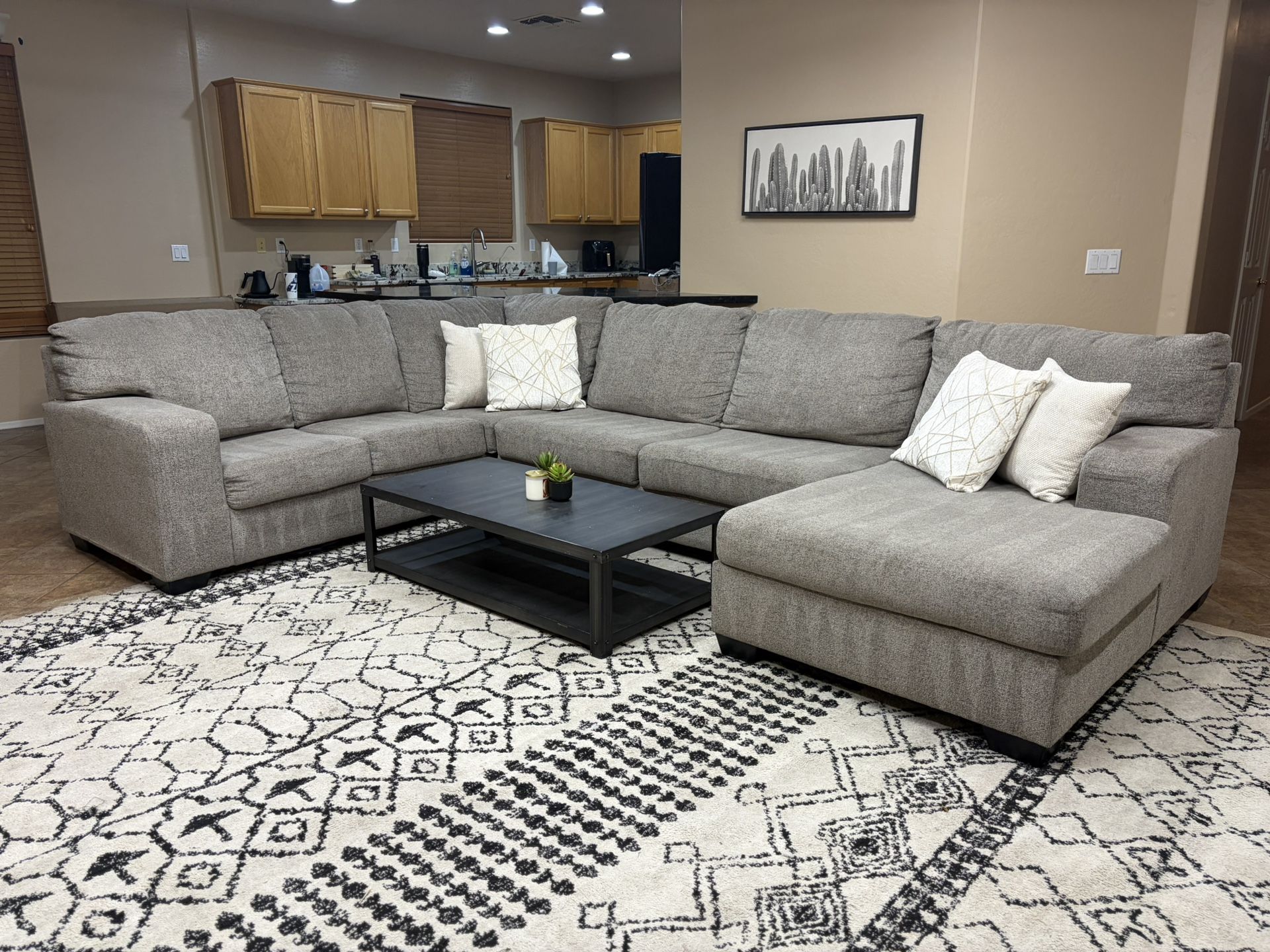 Ashley 3pc Sectional W Chaise