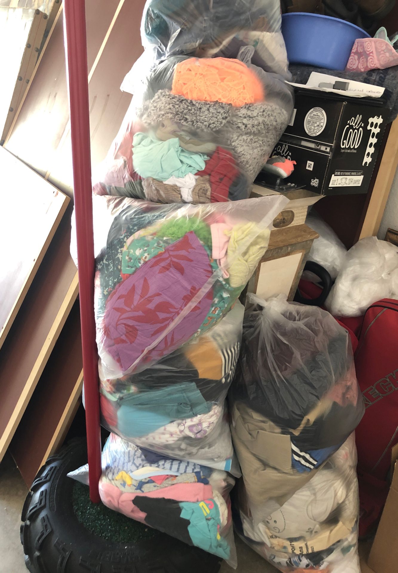 Ropa. Juguetes niño niña hombre mujer.