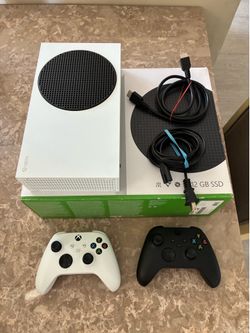 Xbox Series S + 2 Controllers