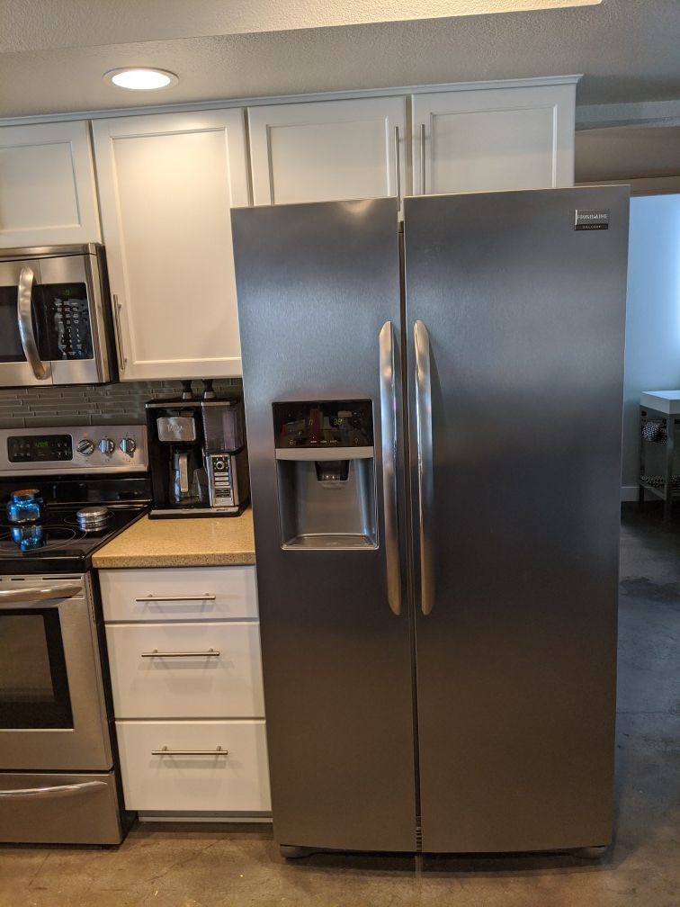 Frigidaire FGHC2331PFAA Counter Depth Refrigerator