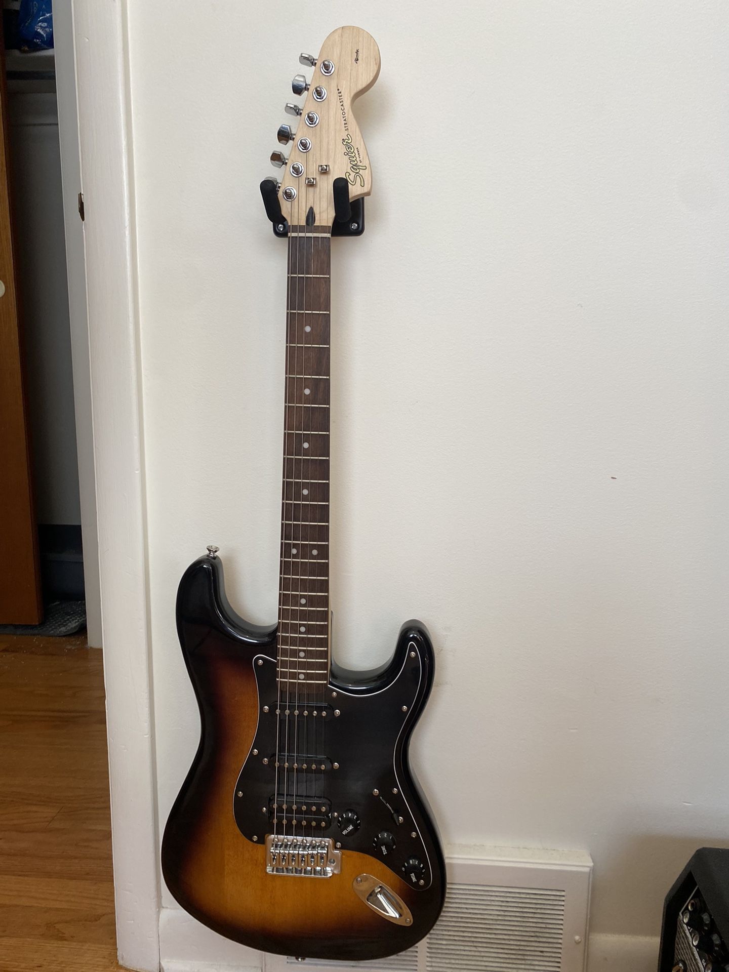 Stratocaster Electric Guitar, Amp, Bag & Accessories.