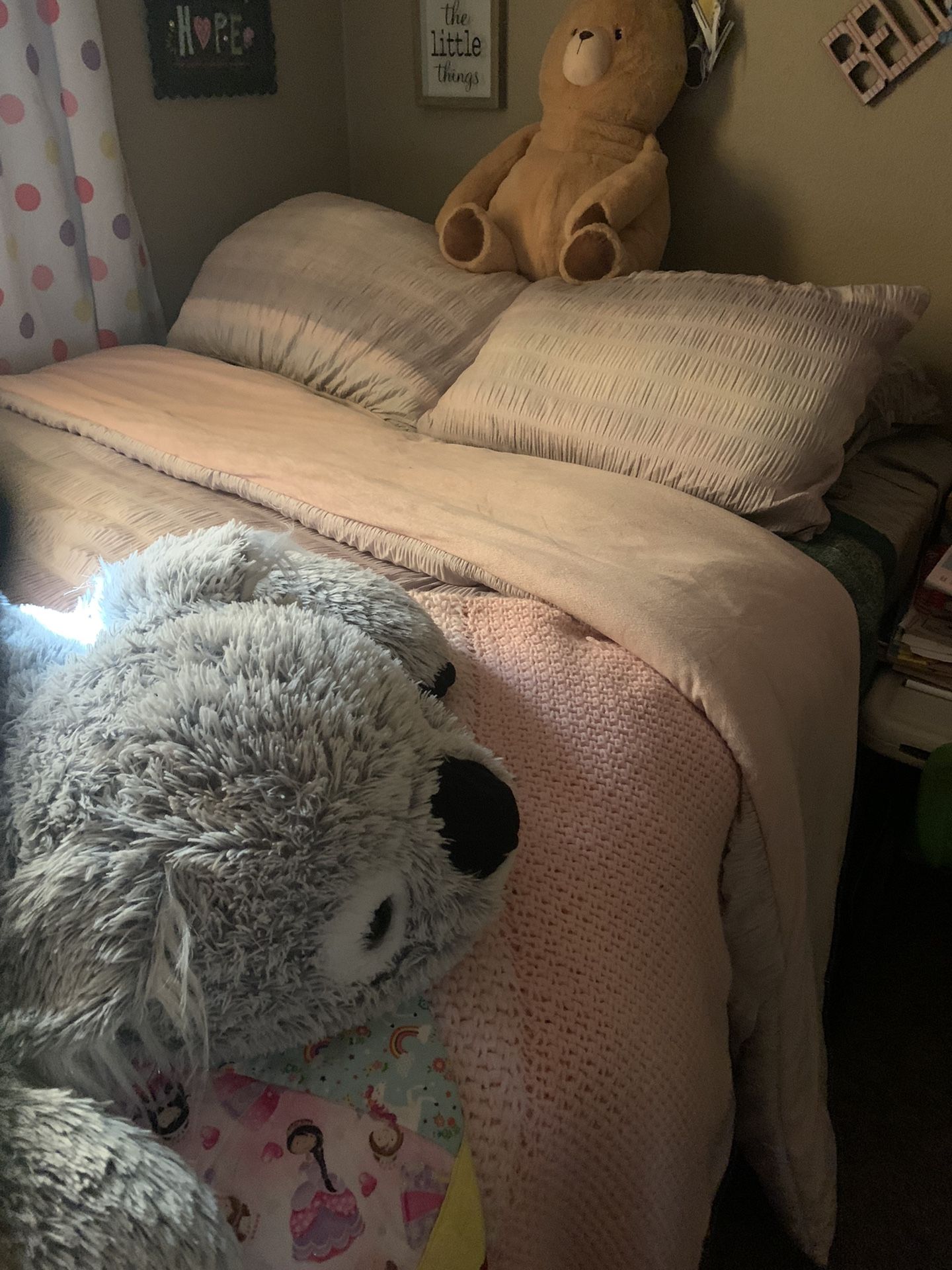 Like New Full Size Bed With Comforter And Sheets And Dresser With Mirror