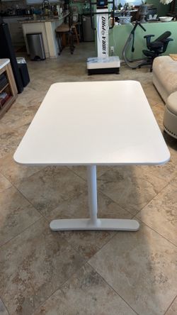 White IKEA (Bekant) Table, Excellent  Condition.