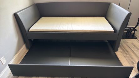 Day bed with twin mattress and twin trundle pull out