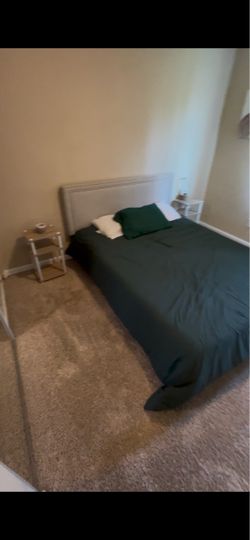 **QUEEN BED & FRAME**