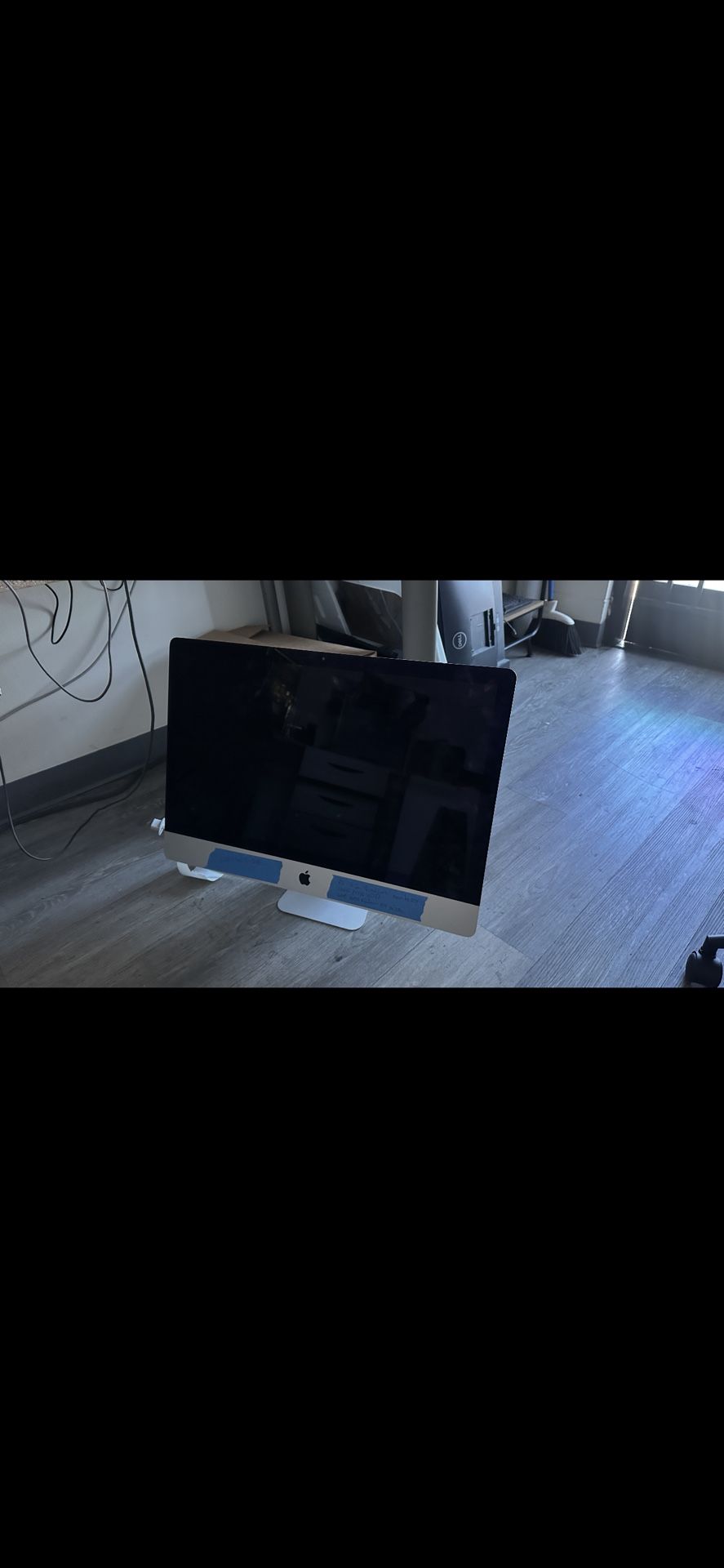 Apple iMac 27" Late 2015 CPU:Intel Quad Core i5 3.2 GHz Ram: 8 GB Storage: 1 TB HDD Graphic: AMD Radeon R9 M380 2 GB OS: Catalina 10.15