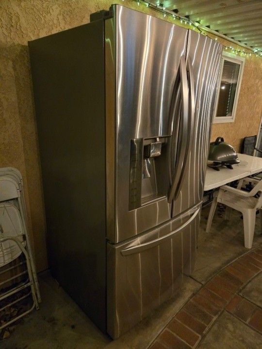 LG Refrigerator (Not Working) For Parts Or Repair