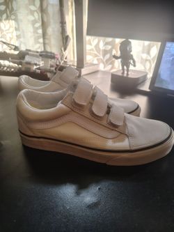 VANS OLD SCHOOL SKATE SHOE VELCROW (SIZE 5.5WOMEN & SIZE 4MEN) $30
